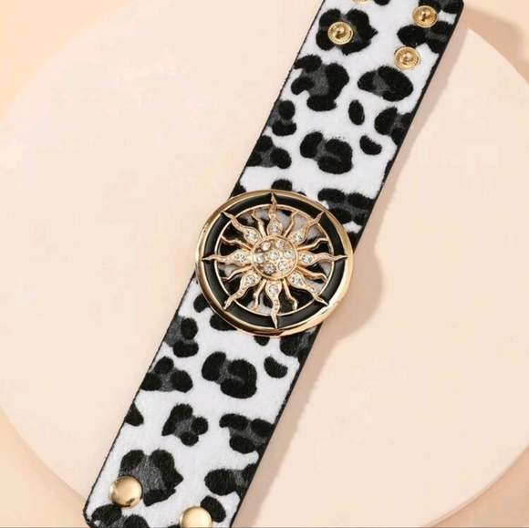 ▪️Cuff  Leopard Pattern bracelet - Picture 3 of 4